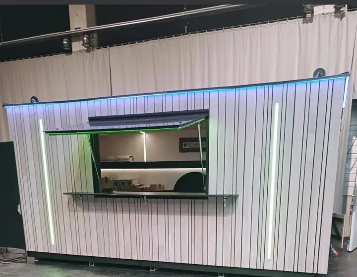 MBA Gastrobox mit geöffneter Ausschankklappe und farbiger LED-Beleuchtung