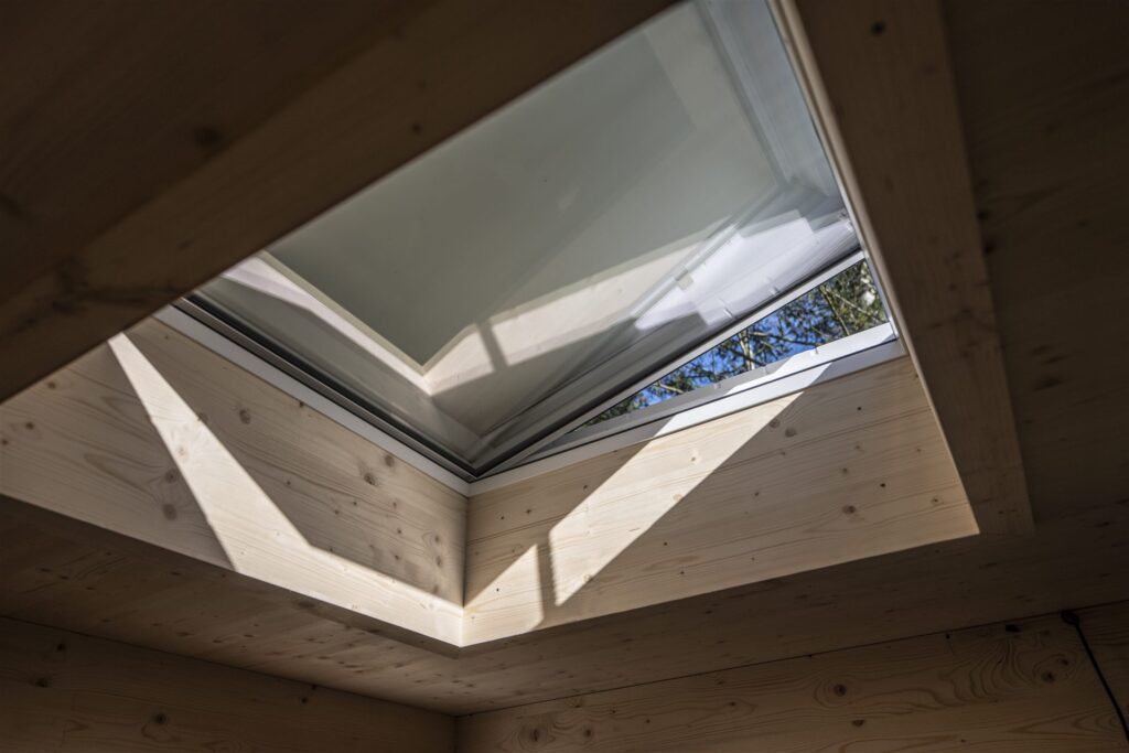 Modulhaus Römersee aus Massivholz mit senkrechter Holzschalung – Meisterbau Aichinger