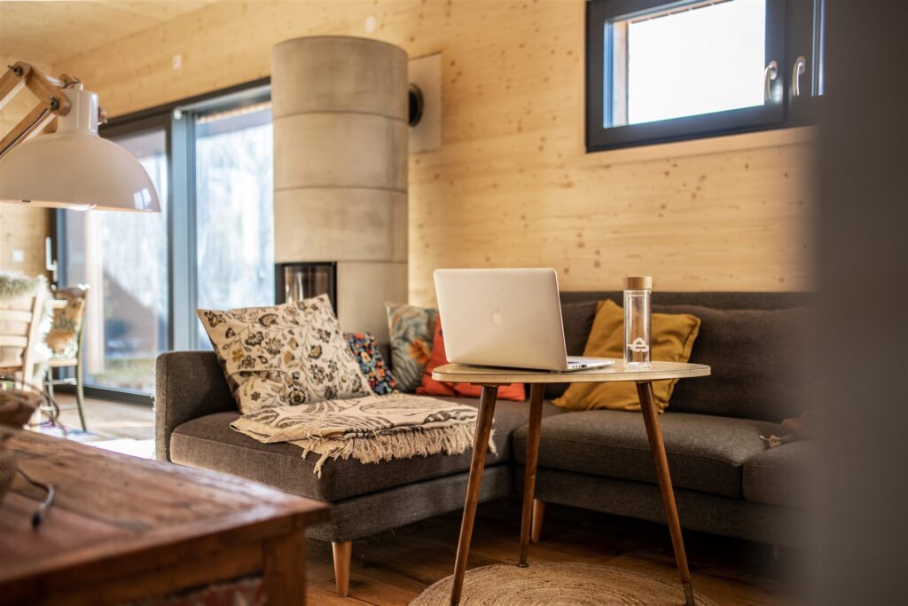 Modulhaus Römersee aus Massivholz mit senkrechter Holzschalung – Meisterbau Aichinger