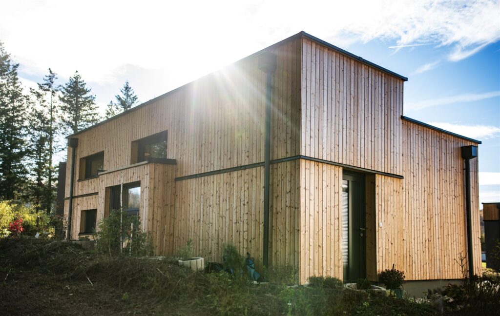 Modulhaus Römersee aus Massivholz mit senkrechter Holzschalung – Meisterbau Aichinger