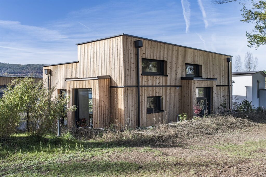 Modulhaus Römersee aus Massivholz mit senkrechter Holzschalung – Meisterbau Aichinger