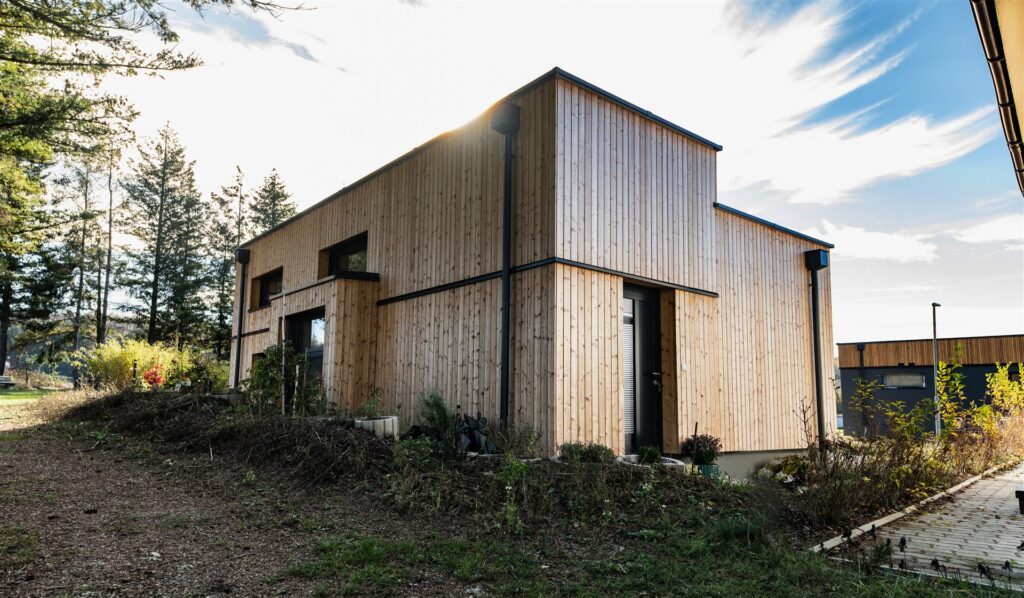 Modulhaus Römersee aus Massivholz mit senkrechter Holzschalung – Meisterbau Aichinger