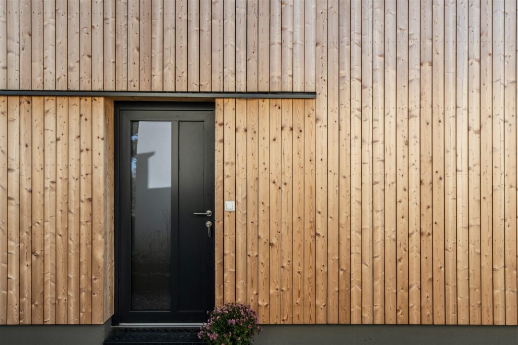 Modulhaus Römersee aus Massivholz mit senkrechter Holzschalung – Meisterbau Aichinger