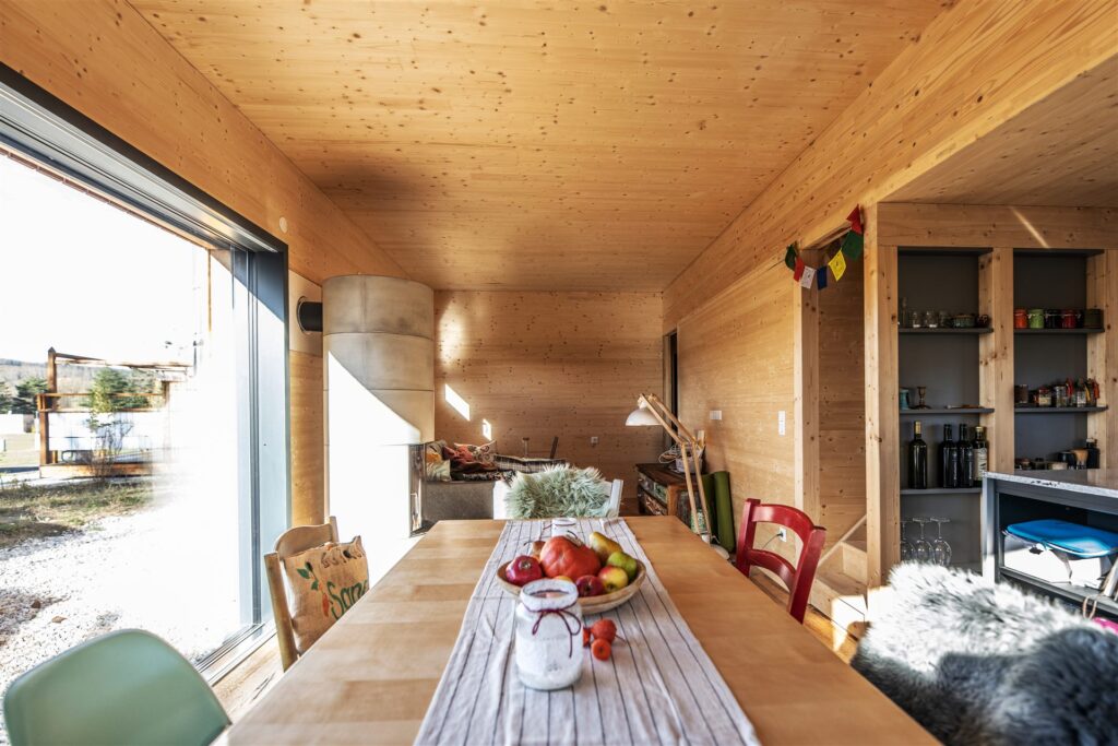 Modulhaus Römersee aus Massivholz mit senkrechter Holzschalung – Meisterbau Aichinger