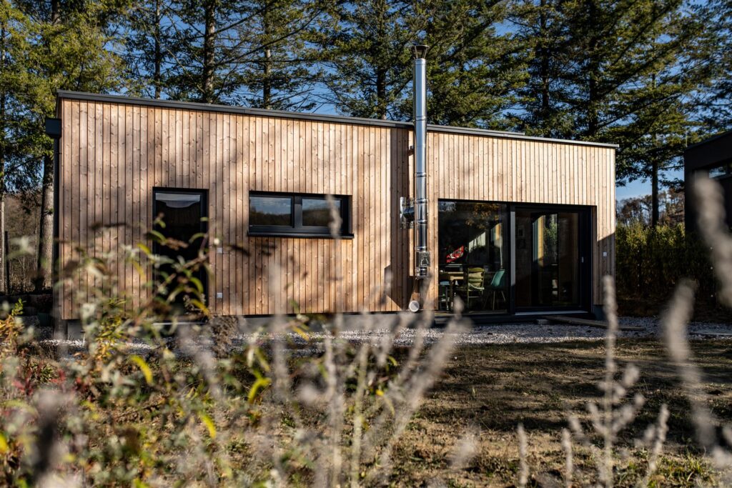 Modulhaus Römersee aus Massivholz mit senkrechter Holzschalung – Meisterbau Aichinger