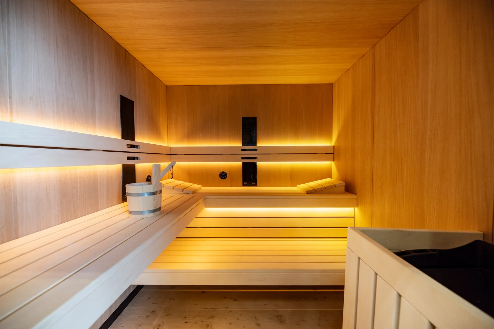 Saunabox modern mit hellem Holz