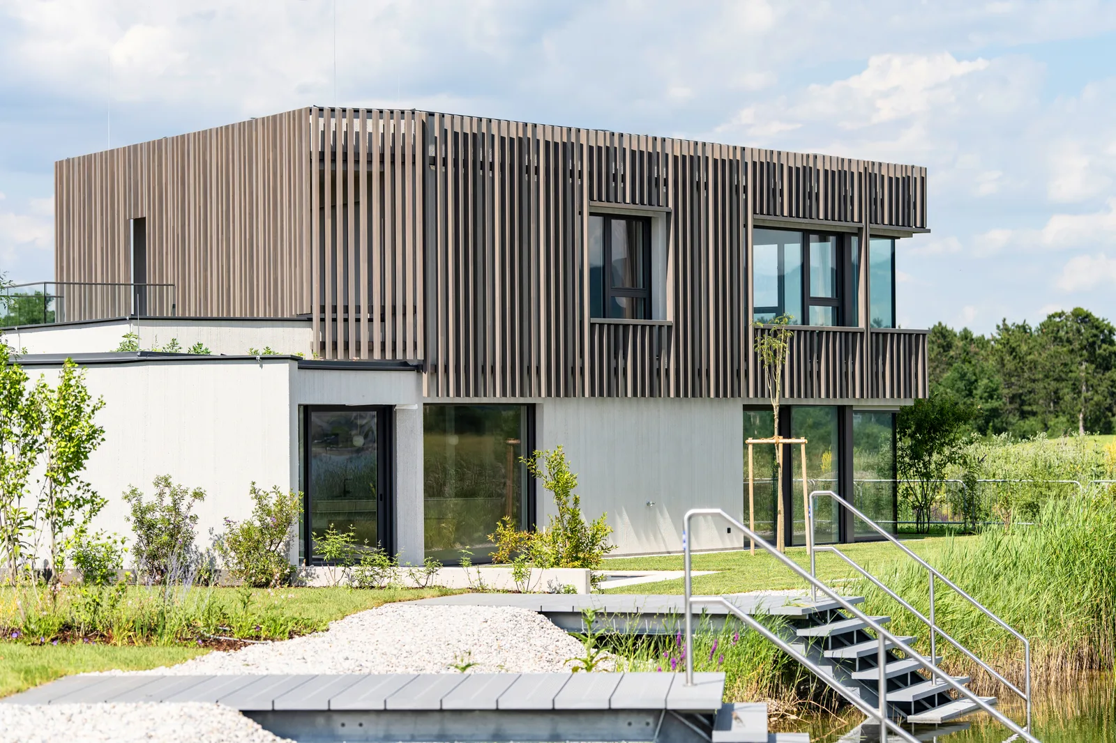 Fertige Seevilla mit Holzlamellen-Fassade und Garten in Lanzenkirchen