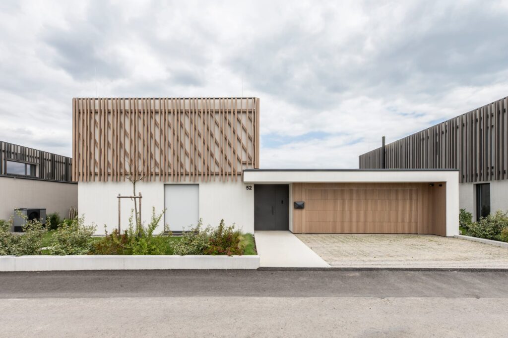 Seevilla Lanzenkirchen Straßenansicht mit Holzlamellen-Fassade
