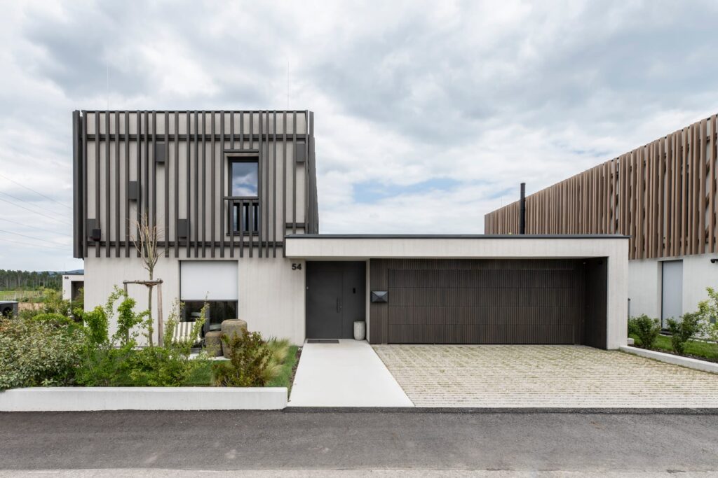 Seevilla Lanzenkirchen mit Garage und Holzlamellen