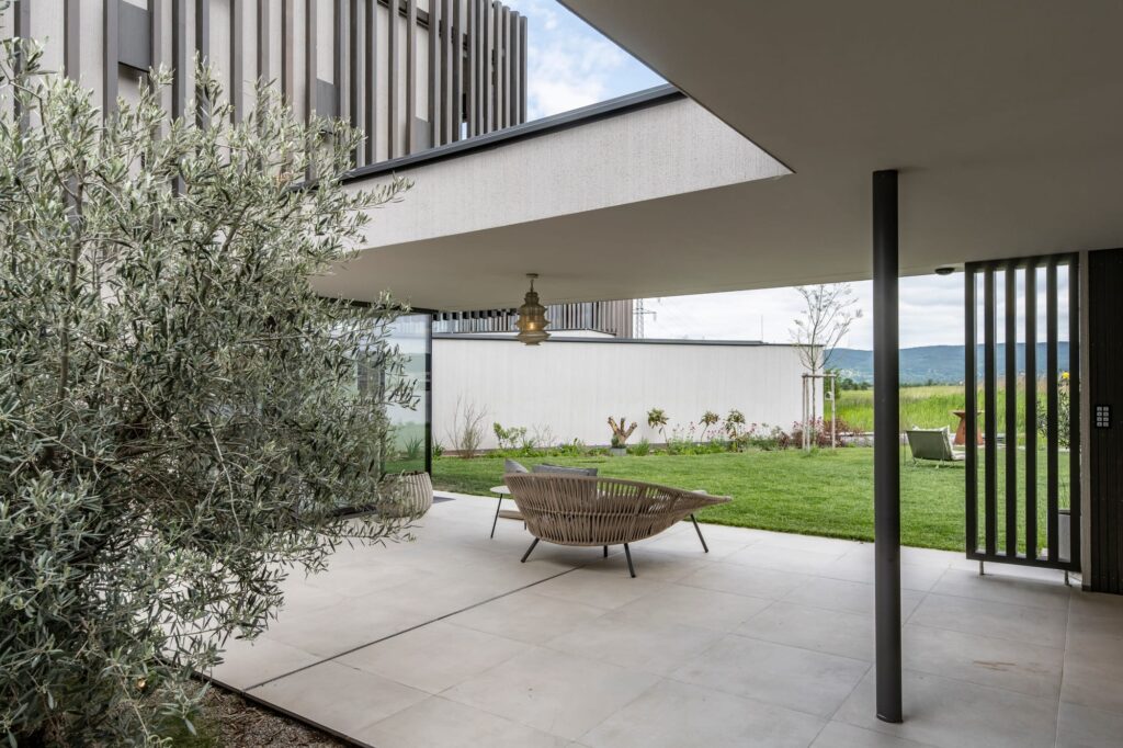 Seevilla Lanzenkirchen überdachte Terrasse mit Olivenbaum