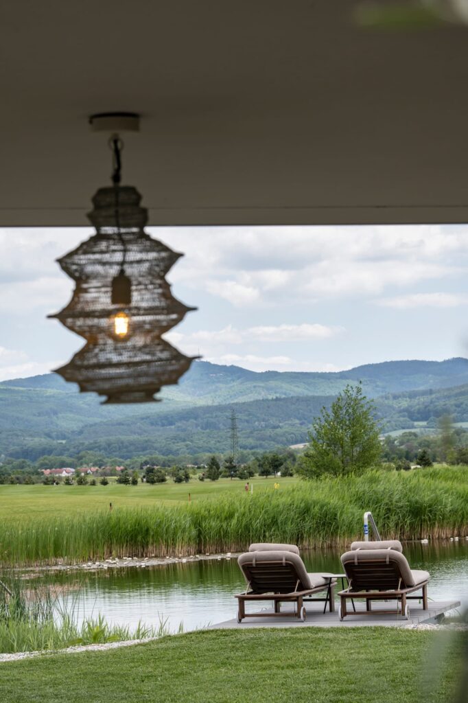 Seevilla Lanzenkirchen Terrasse mit Leuchte und Bergblick