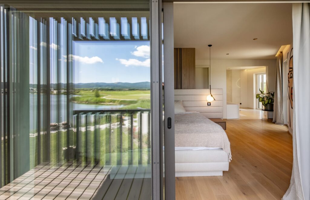 Seevilla Lanzenkirchen Schlafzimmer mit Balkon und Seeblick