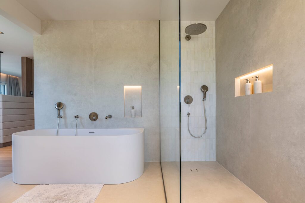 Seevilla Lanzenkirchen Bad mit Dusche und Wanne