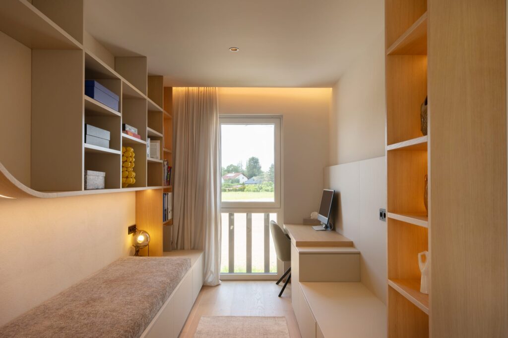 Seevilla Lanzenkirchen Arbeitszimmer mit Regal