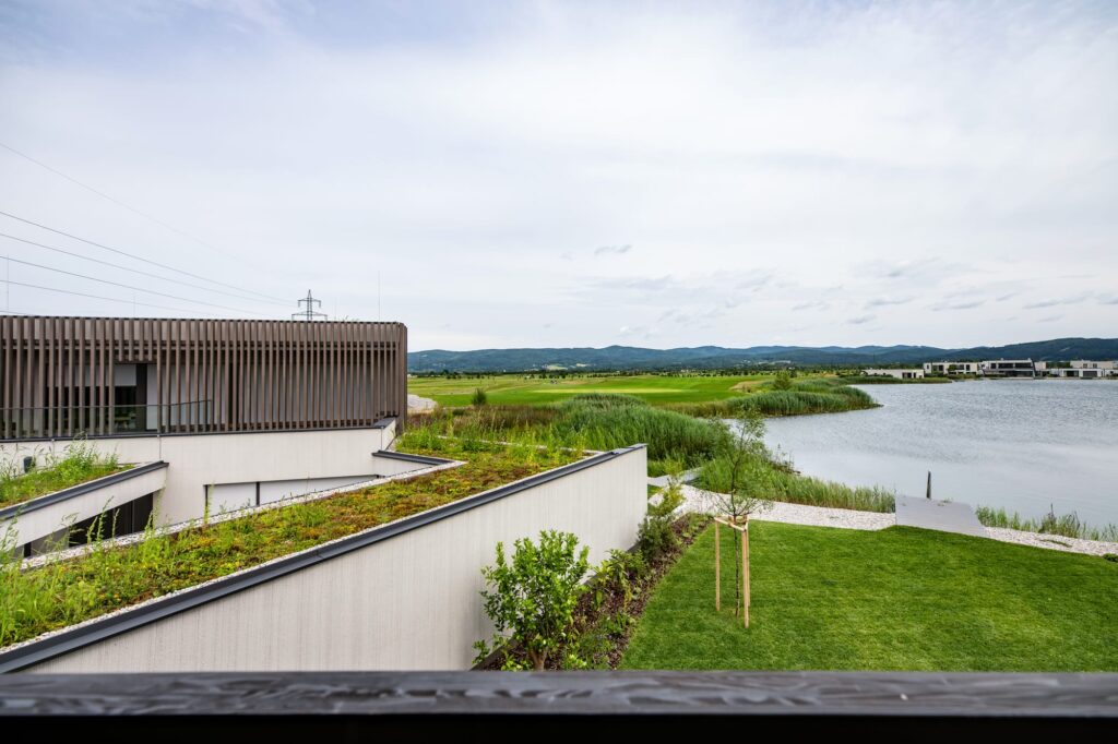 Seevilla Lanzenkirchen Gründach mit Blick auf den See